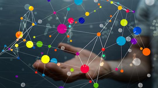 Grafo colorato con mano sullo sfondo.